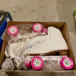 NWT RETRO PINK AND WHITE CHICAGO SKATES- WOMENS 8